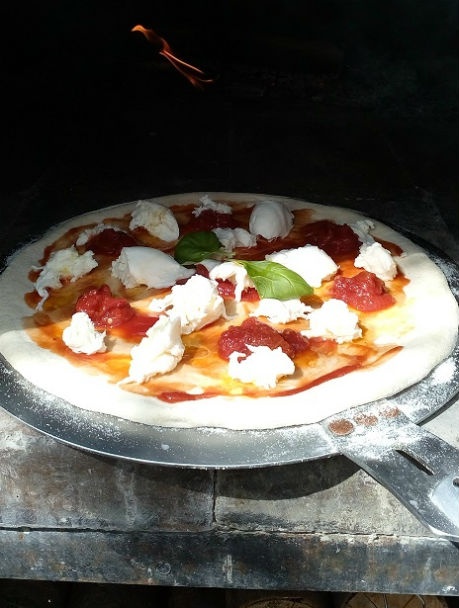 Pizza pečená v hlinenej piecke (videorecept) recept