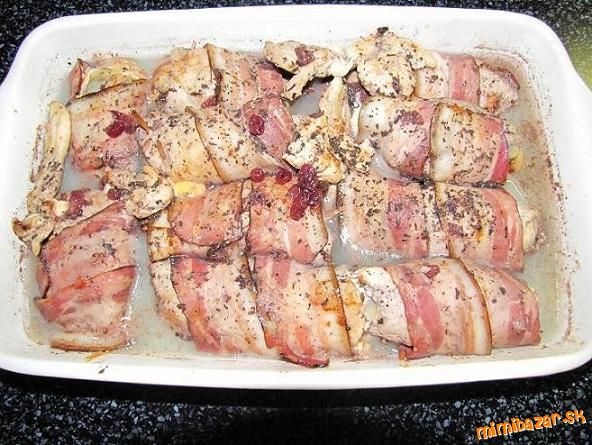 Kuracie prsia so slivkami v slaninovom šáliku