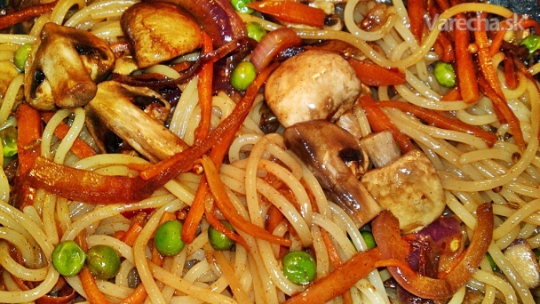 Opražané spaghetti so zeleninou (fotorecept) recept