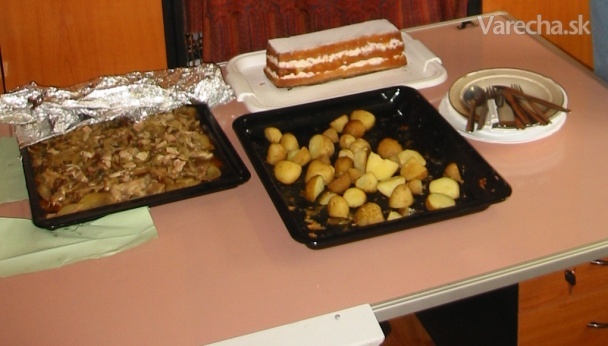 Kapusta, zemiaky a mäso na lenivo recept