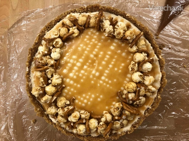Cheesecake so slaným karamelom recept