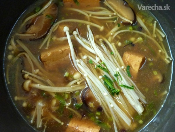 Ázijská hríbová polievka z enoki, shiitake a tofu