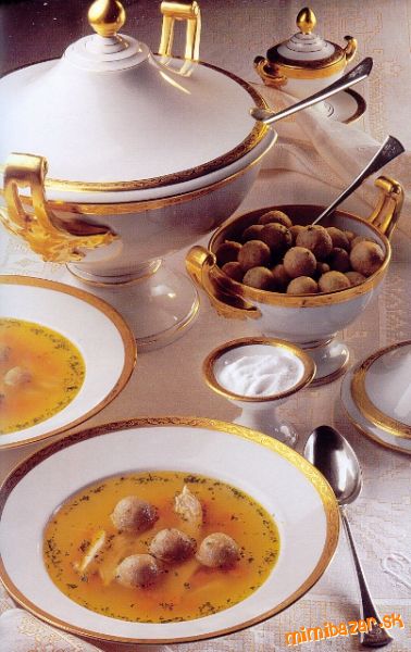 Zlatá polievka Goldene jojch s macesovými knedličkami zo ...