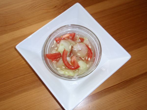 Uhorkový šalát s paradajkami