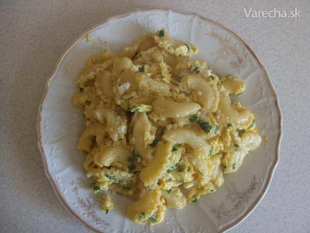 Těstoviny s vejci a česnekovou pažitkou recept