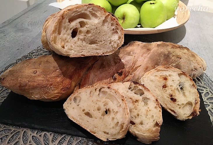 Švajčiarsky kváskový koreňový chlieb s cibuľou a sušenými ...
