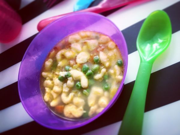 Videorecept: Mrkvičková polievka s hráškom a haluškami pre detičky