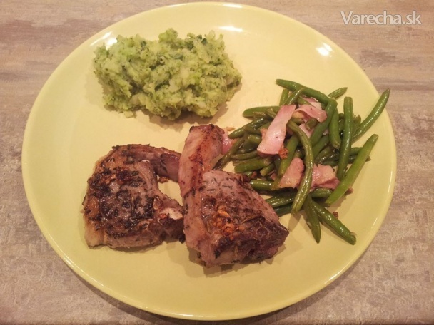 Jahňacie kotlety s brokolicovo-zemiačkovým pyré a fazuľkami recept
