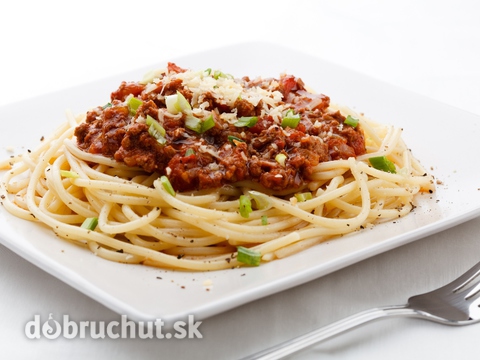Pikantný bravčový guláš so špagetami