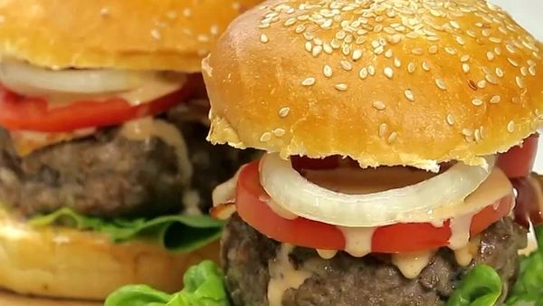 VIDEORECEPT: Poctivý hamburger s domácimi žemľami a dresingom