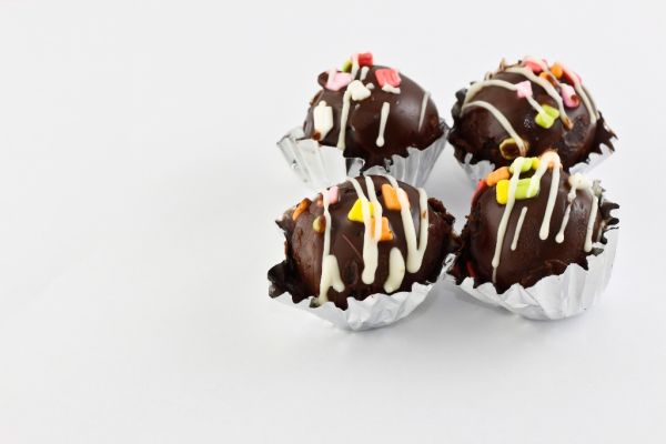 Čokoládové guľky s orieškami, datľami a hrozienkami