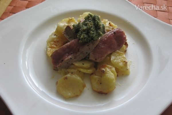 Teľacie mäso so smotanovými zemiakmi a pestom recept