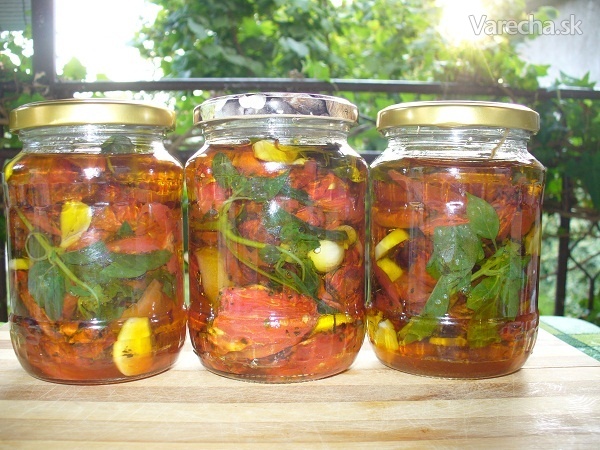 Sušené paradajky s bazalkou a cesnakom v olivovom oleji ...