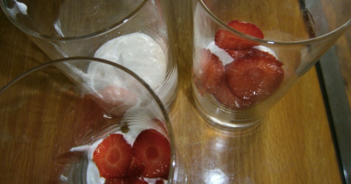 Jogurtovo-smotanový pohár s jahodami, fotogaléria 3 / 4.
