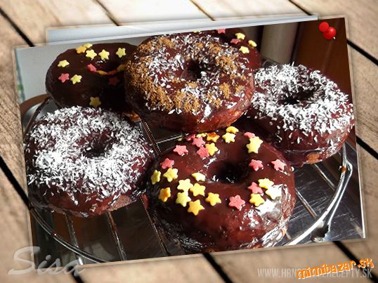 Donuts s čokoládovou polevou.