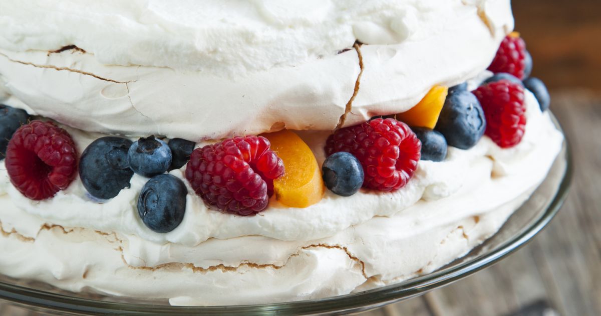 Pavlova torta s lahodným krémom a ovocím, fotogaléria 1 / 1.