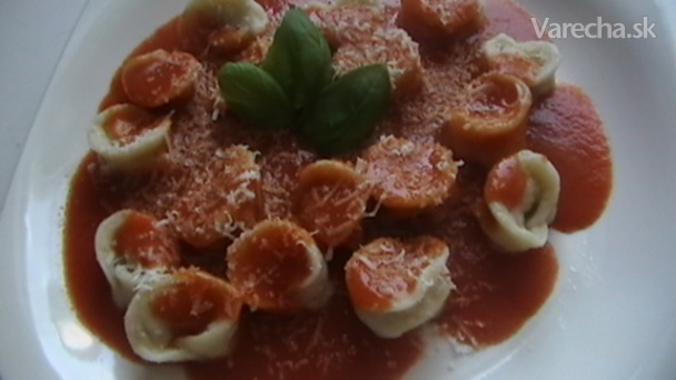 Domáce torteliny v paradajkovej omáčke s parmezánom a bazalkou ...