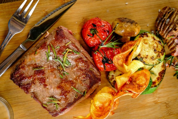 Top blade steak s pečenými zemiakmi a so zeleninou recept ...