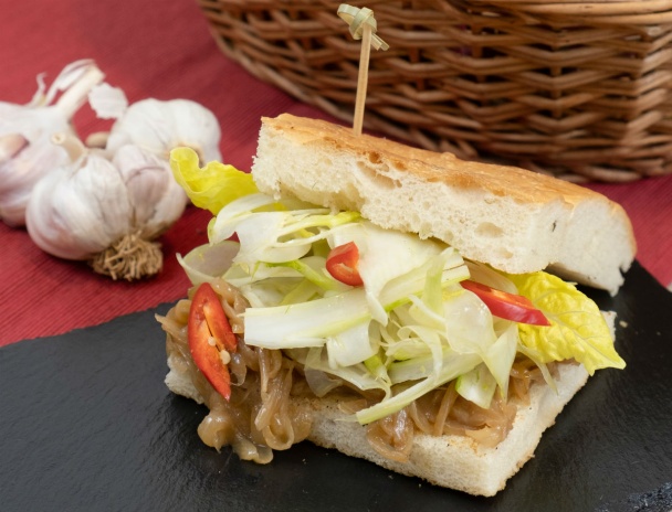 Obložený cesnakový sendvič s karamelizovanou cibuľou recept ...