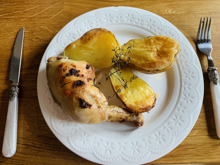 Pečené kuracie stehná so zemiakmi (fotorecept) recept