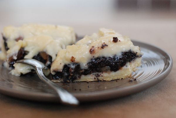 FOTORECEPT: Makovo-orechový koláč so slivkami