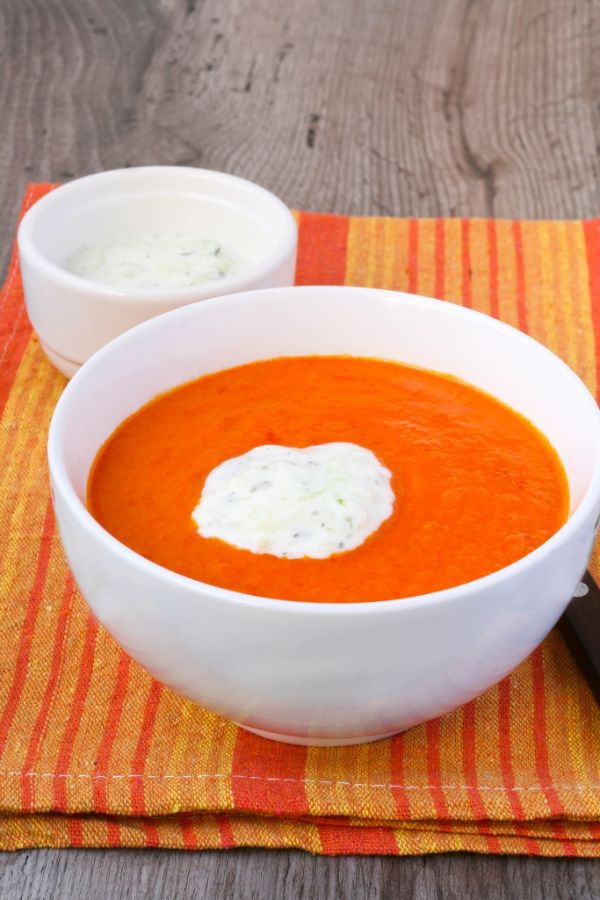 Paprikovo-rajčinová polievka s uhorkovým jogurtom