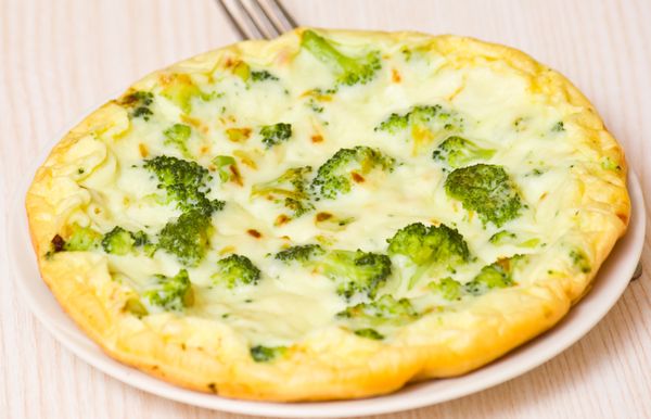 Omeleta s brokolicou a syrom