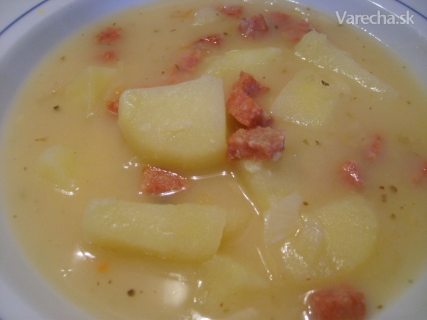 Hrachová polievka so zemiakmi a salámou