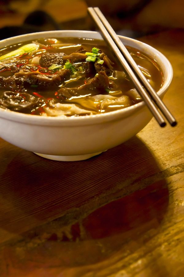 Čínska polievka s hovädzím mäsom a hubami šitake
