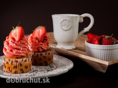 Citrónovo-makové cupcakes s jahodovým krémom plnené domácou ...