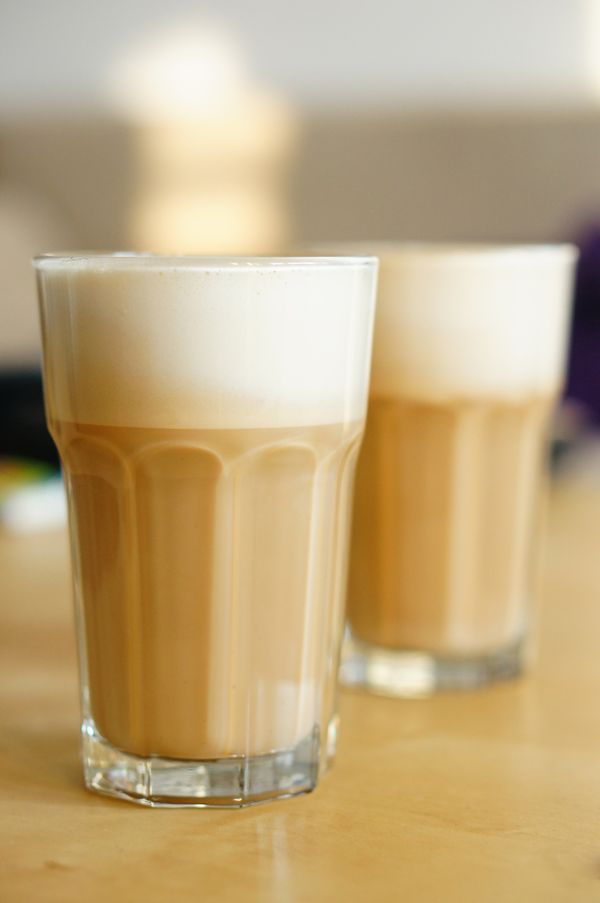 Medové chladené kávové mlieko z čiernej kávy