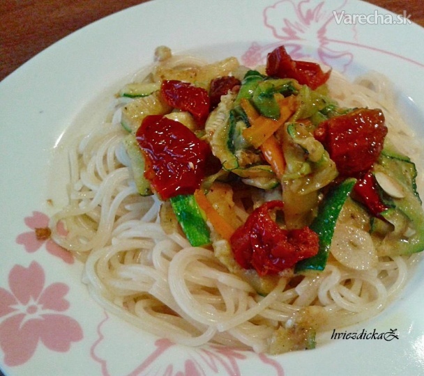 Špagety so zeleninou a sušenými paradajkami recept