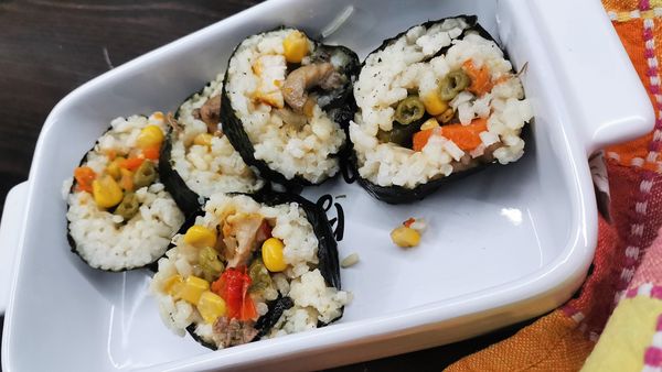 Domáce sushi s kuracím mäsom a zeleninou, FOTORECEPT ...
