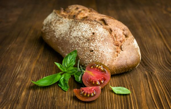 Chlieb s bazalkou a paradajkami