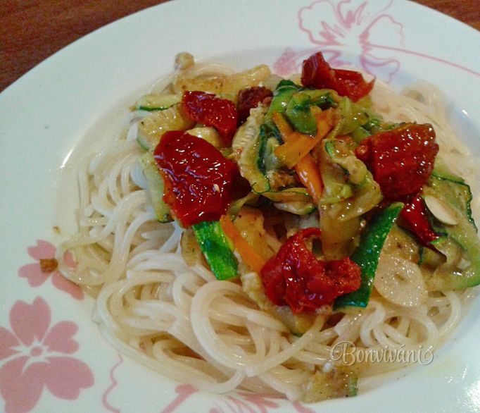 Špagety so zeleninou a sušenými paradajkami • recept • bonvivani.sk