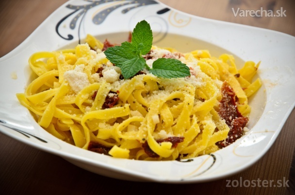 Tagliatelle aglio olio so sušenými paradajkami a parmezánom ...