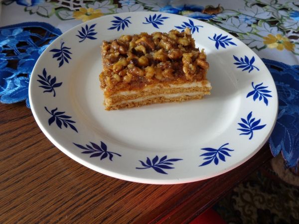 Medovo-orechový koláč