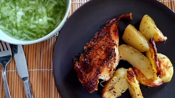Marinované kurča pečené na zemiakoch: Všetko v jednom plechu ...