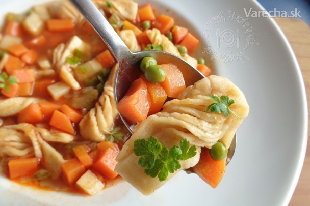 Zeleninová polievka s domácimi vrtuľami (fotorecept) recept ...