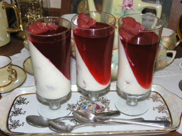 Jogurtovo jahodový krém s ovocnou šťavou