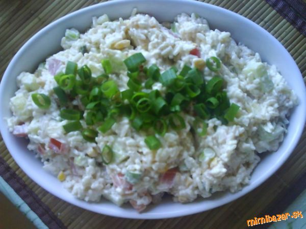 Svieži letný ryžový šalát so zeleninkou