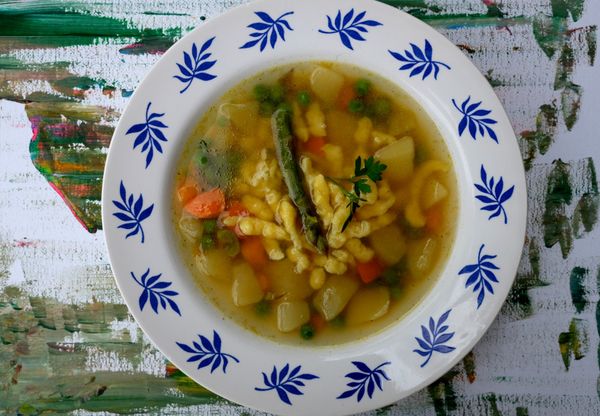 Zeleninová polievka so špargľou a mrkvovými haluškami ...