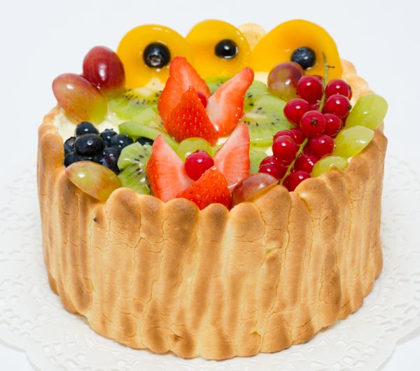 Pestrofarebná ovocná torta s ovocím