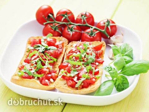 Talianska bruschetta s paradajkami a bazalkou