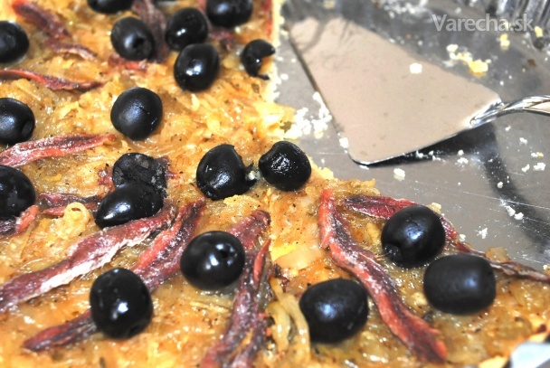 Cibuľový koláč so sardelami a olivami (fotorecept) recept
