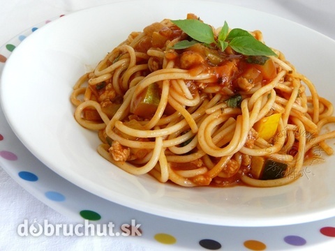 Špagety s mäsovo-cuketovou omáčkou