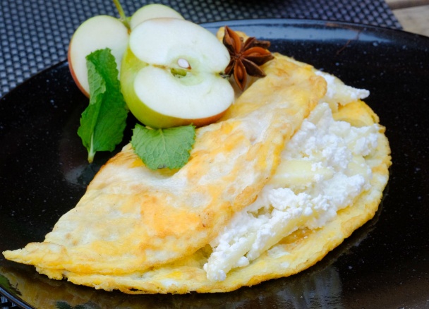 Sladká omeleta s jablkovo-tvarohovou plnkou recept