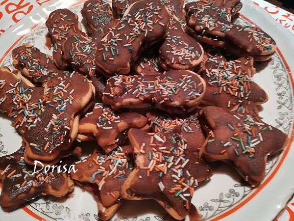 Linecké koláčiky s čučoriedkovým džemom a čokoládou
