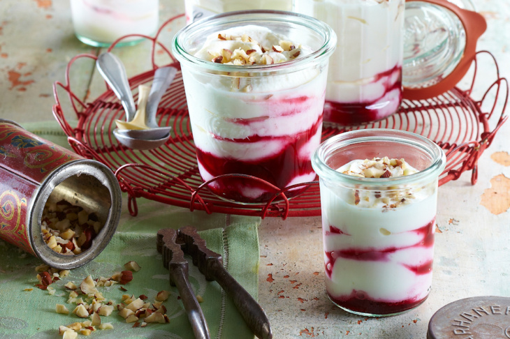 Jogurtový krém s ovocím a orieškami recept