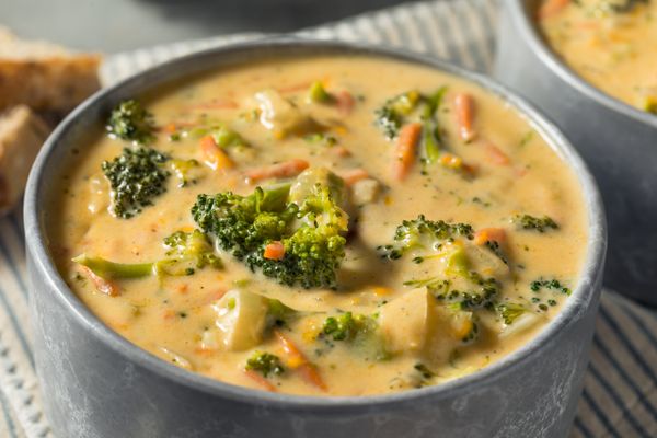 Mliečna zeleninová polievka s brokolicou a chedarom